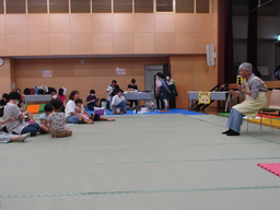 語り聞かせをする様子