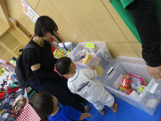 リユース品のおもちゃを見ている親子の様子