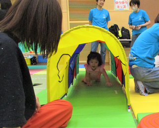 あかちゃんがトンネルをくぐっている様子