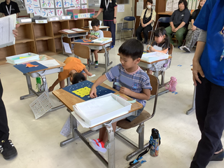 シールを貼る男の子