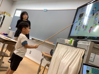 見つけたことを知らせる男の子