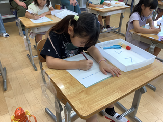 一生懸命なぞる女の子