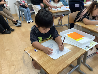 楽しそうに書く男の子