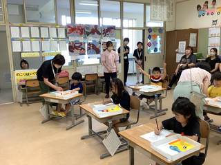 順番にハナマルをもらうこどもたち