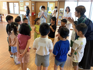 自己紹介をするこどもたち