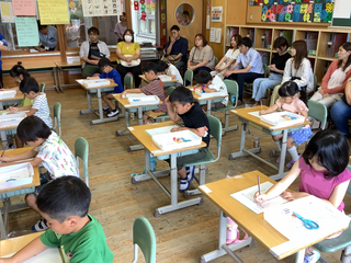 なぞり書きをするこどもたち