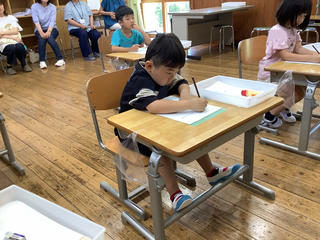 一生懸命なぞる男の子