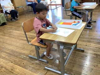 慎重になぞる男の子