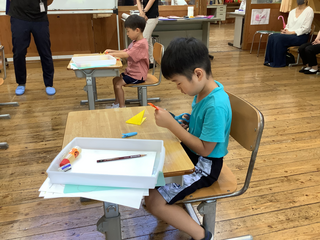 折り紙を切る男の子