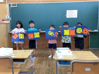 作品をおうちの人に見せるこどもたち