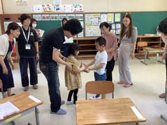 貨物列車のジャンケンゲームをしている様子