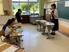 イラストを見ている様子