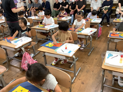 シールを貼る子どもたち