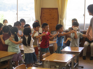 長い列車をつくるこどもたち