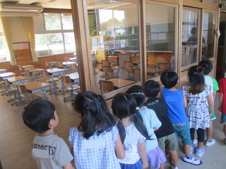 教室の中を見るこどもたち