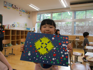 作品を見せる女の子