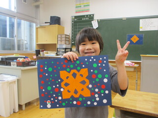 作品を見せる男の子