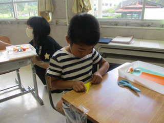 折り紙を折る男の子