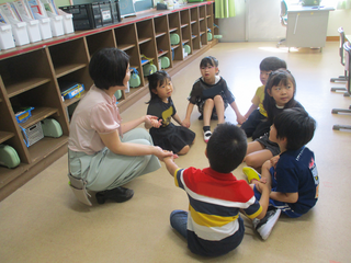 顔を見て自己紹介する様子