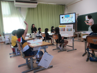 モニターに映ったイラストを見ているこどもたち