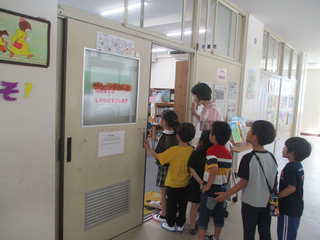 図書室を除いているこどもたち