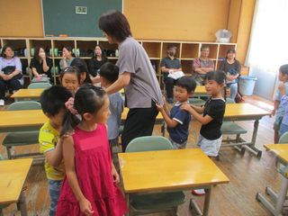 列車になっているこどもたち