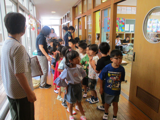 学校探検に出かけようと並んでいるこどもたち