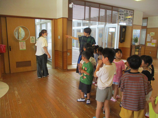 玄関ホールを案内してもらうこどもたち