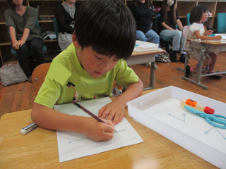 一生懸命なぞる男の子