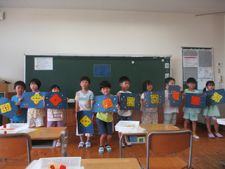 作品をおうちの人に見せるこどもたち