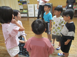 自己紹介するこどもたち