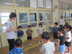 輪になって自己紹介する様子