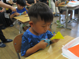 折り紙を切る男の子