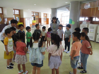 円になって自己紹介をするこどもたち