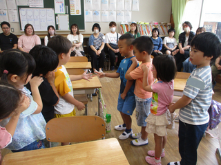 貨物列車になってジャンケンをするこどもたち